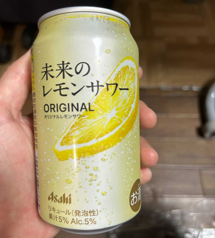 どこ太郎がスーパーで買ってきた未来のレモンサワーを手に持った写真